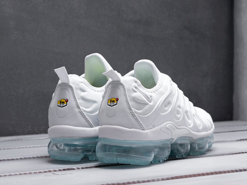 Nike Air VaporMax Plus белые мужские (AR10498) - фото 4