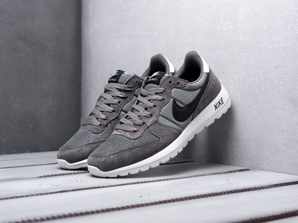 Nike hotsell internationalist gray