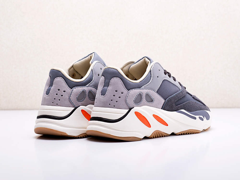 женские кроссовки Adidas Yeezy Boost 700
