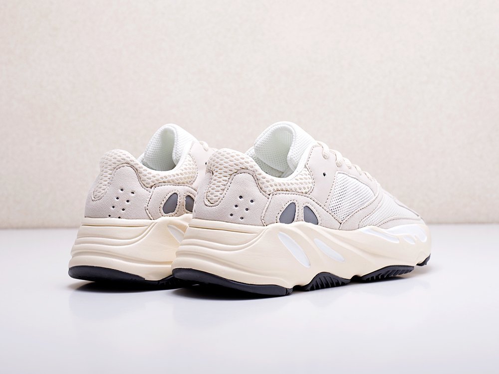 женские кроссовки Adidas Yeezy Boost 700