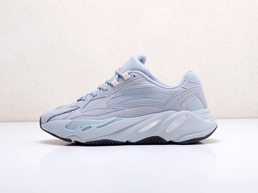женские кроссовки Adidas Yeezy Boost 700 v2
