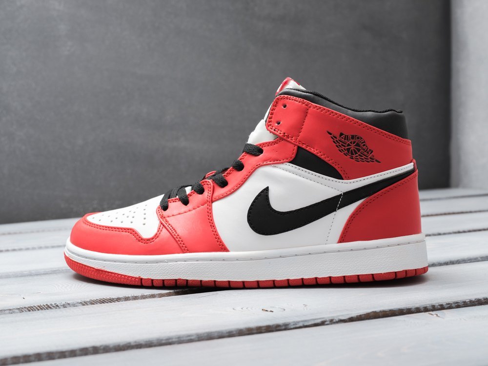 Nike Air Jordan 1 Retro High OG Chicago 2015 красные мужские (AR15782) - фото 1