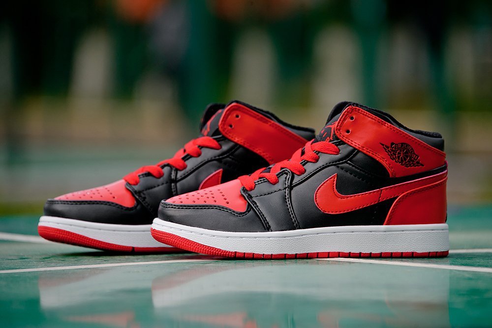 Nike Air Jordan 1 «Banned» WMNS черные женские (AR17082) - фото 1 Nike Air Jordan 1 «Banned» WMNS черные женские (AR17082) - фото 1