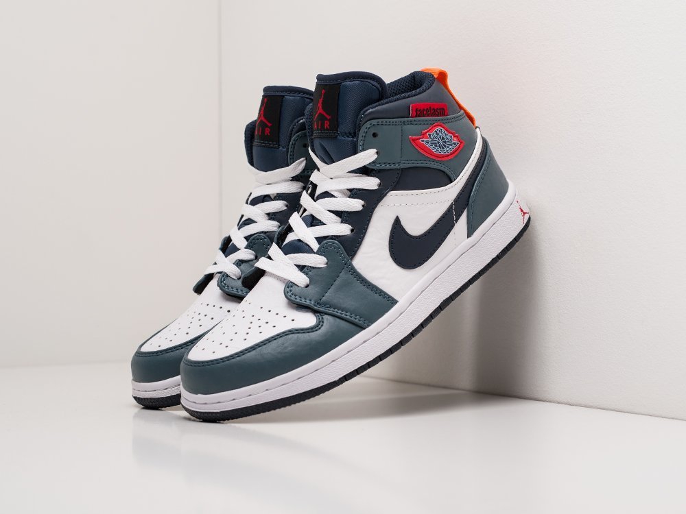 женские кроссовки Nike Air Jordan 1 WMNS Mid Fearless Facetasm White / Black / Blue /Red