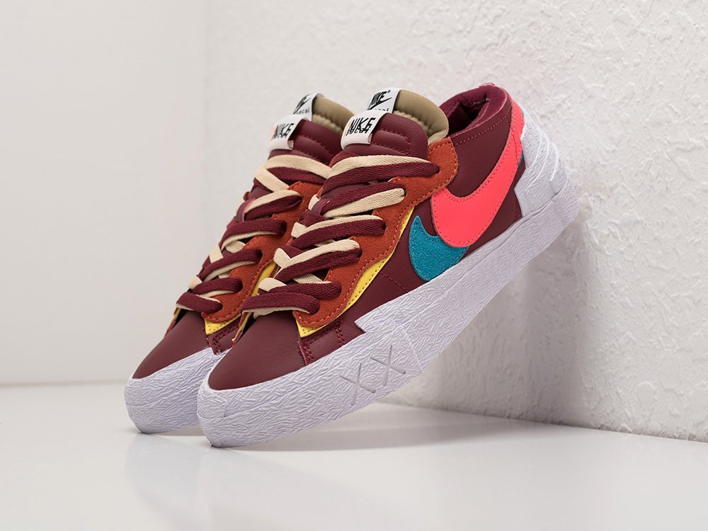 Nike x Kaws x Sacai Blazer Low WMNS бордовые текстиль женские (AR23705) - фото 2 Nike x Kaws x Sacai Blazer Low WMNS бордовые текстиль женские (AR23705) - фото 2