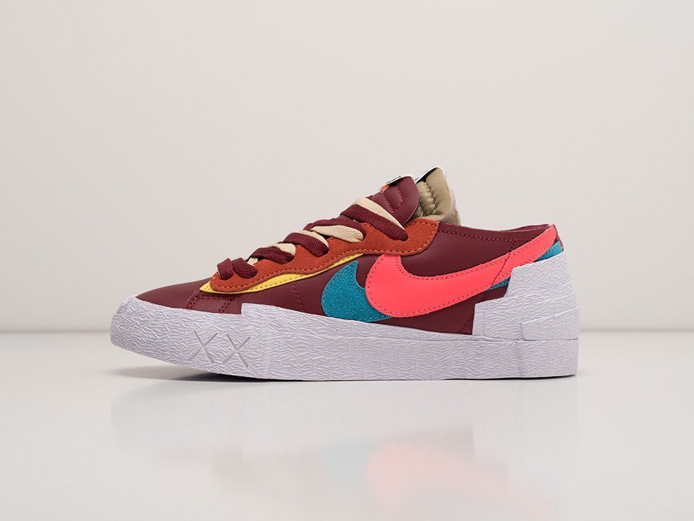 Nike x Kaws x Sacai Blazer Low WMNS бордовые текстиль женские (AR23705) - фото 1 Nike x Kaws x Sacai Blazer Low WMNS бордовые текстиль женские (AR23705) - фото 1