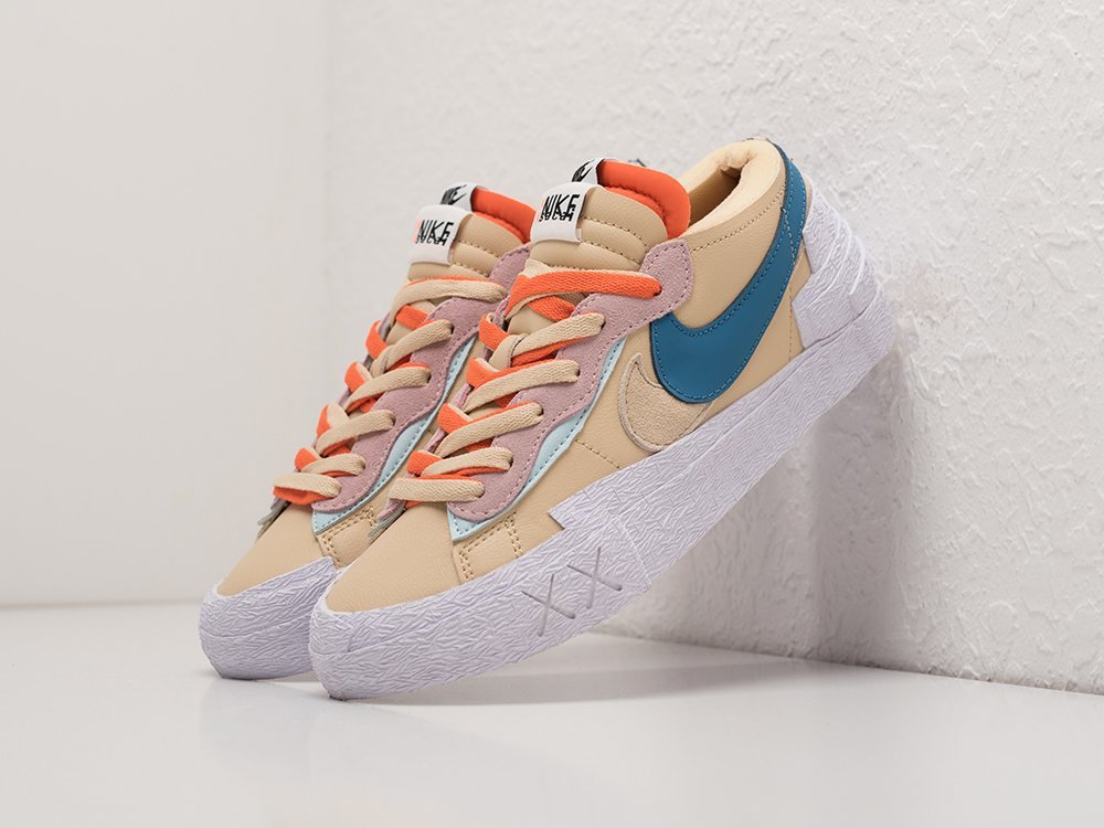 Nike x Kaws x Sacai Blazer Low WMNS Reed бежевые текстиль женские (AR23708) - фото 2 Nike x Kaws x Sacai Blazer Low WMNS Reed бежевые текстиль женские (AR23708) - фото 2
