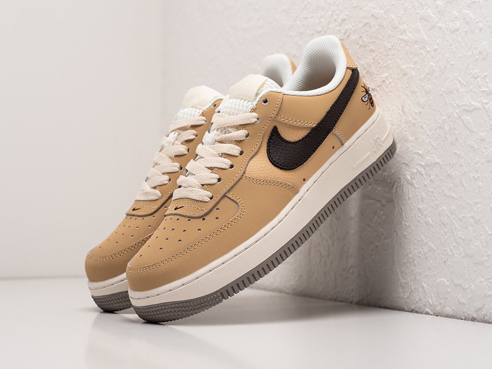 Nike Air Force 1 Low Manchester Bee WMNS бежевые кожа женские (AR24329) - фото 2 Nike Air Force 1 Low Manchester Bee WMNS бежевые кожа женские (AR24329) - фото 2