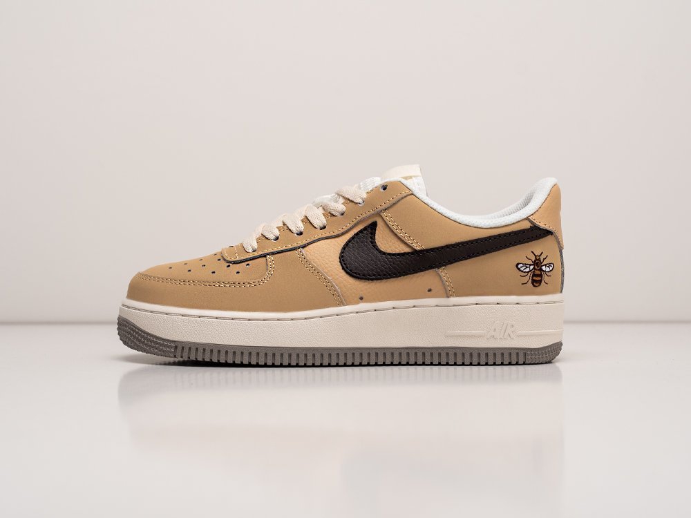 Nike Air Force 1 Low Manchester Bee WMNS бежевые кожа женские (AR24329) - фото 1 Nike Air Force 1 Low Manchester Bee WMNS бежевые кожа женские (AR24329) - фото 1