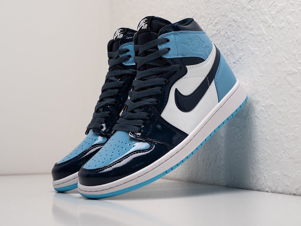 Nike Air Jordan 1 High OG «UNC Patent Leather» разноцветные кожа мужские (AR25447) - фото 2 Nike Air Jordan 1 High OG «UNC Patent Leather» разноцветные кожа мужские (AR25447) - фото 2