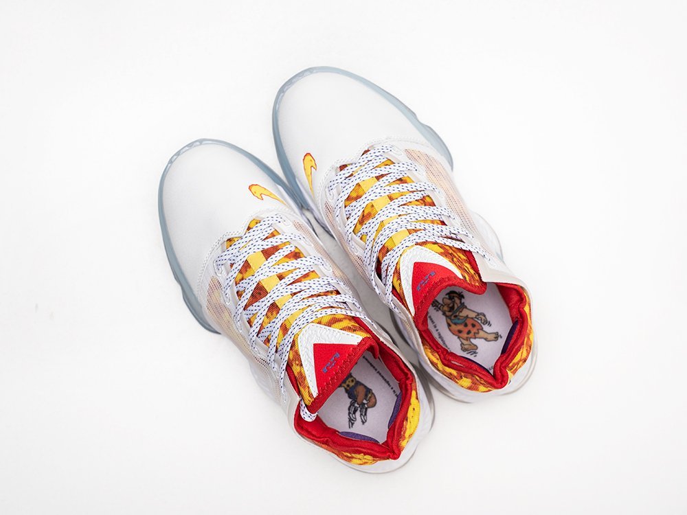 Nike x The Flintstone Lebron XIX Low Magic Fruity Pebbles белые текстиль мужские (AR26009) - фото 3 Nike x The Flintstone Lebron XIX Low Magic Fruity Pebbles белые текстиль мужские (AR26009) - фото 3