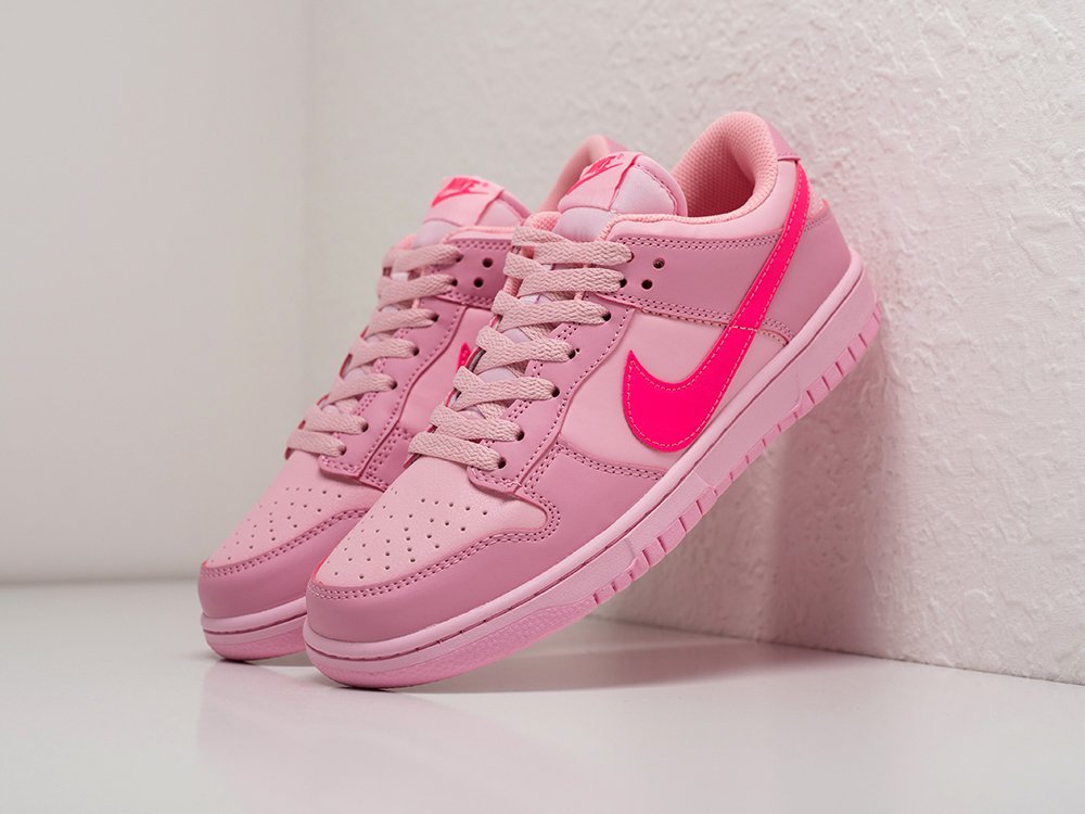 Nike SB Dunk Low WMNS Triple Pink розовые кожа женские (AR27772) - фото 2 Nike SB Dunk Low WMNS Triple Pink розовые кожа женские (AR27772) - фото 2