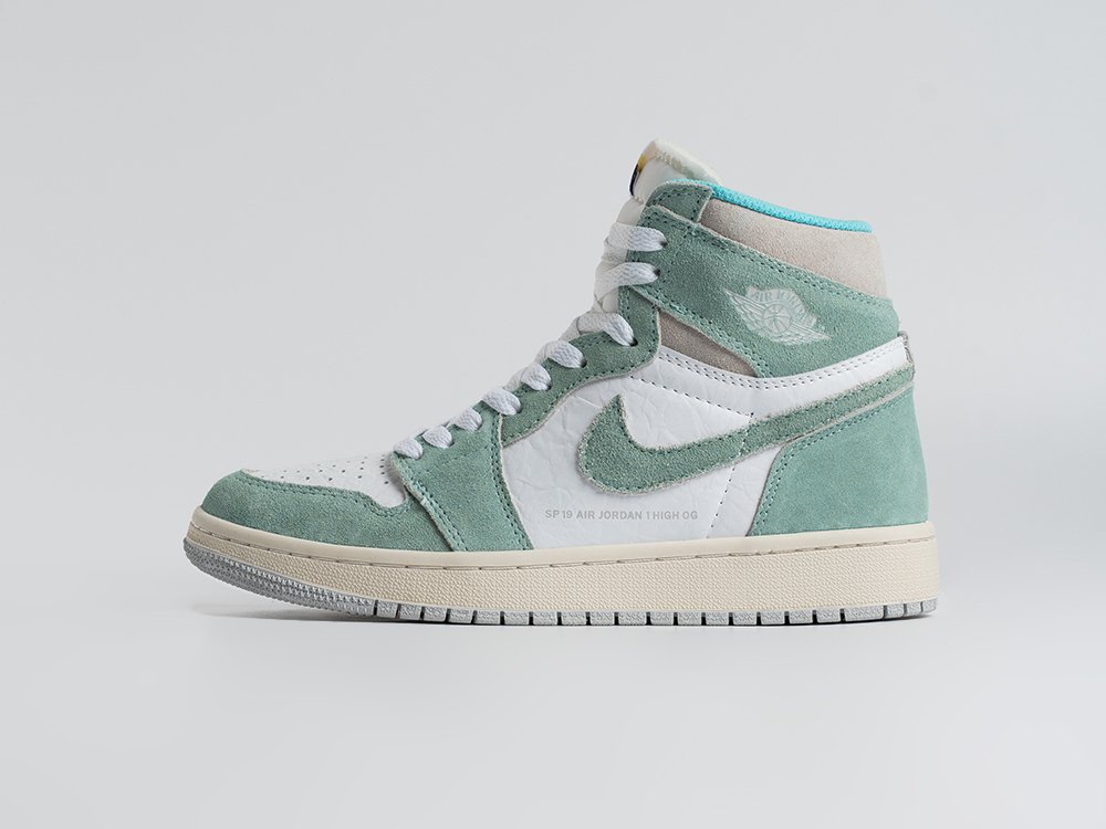 Nike Air Jordan 1 Retro High OG WMNS Turbo Green зеленые замша женские (AR34217) - фото 1 Nike Air Jordan 1 Retro High OG WMNS Turbo Green зеленые замша женские (AR34217) - фото 1