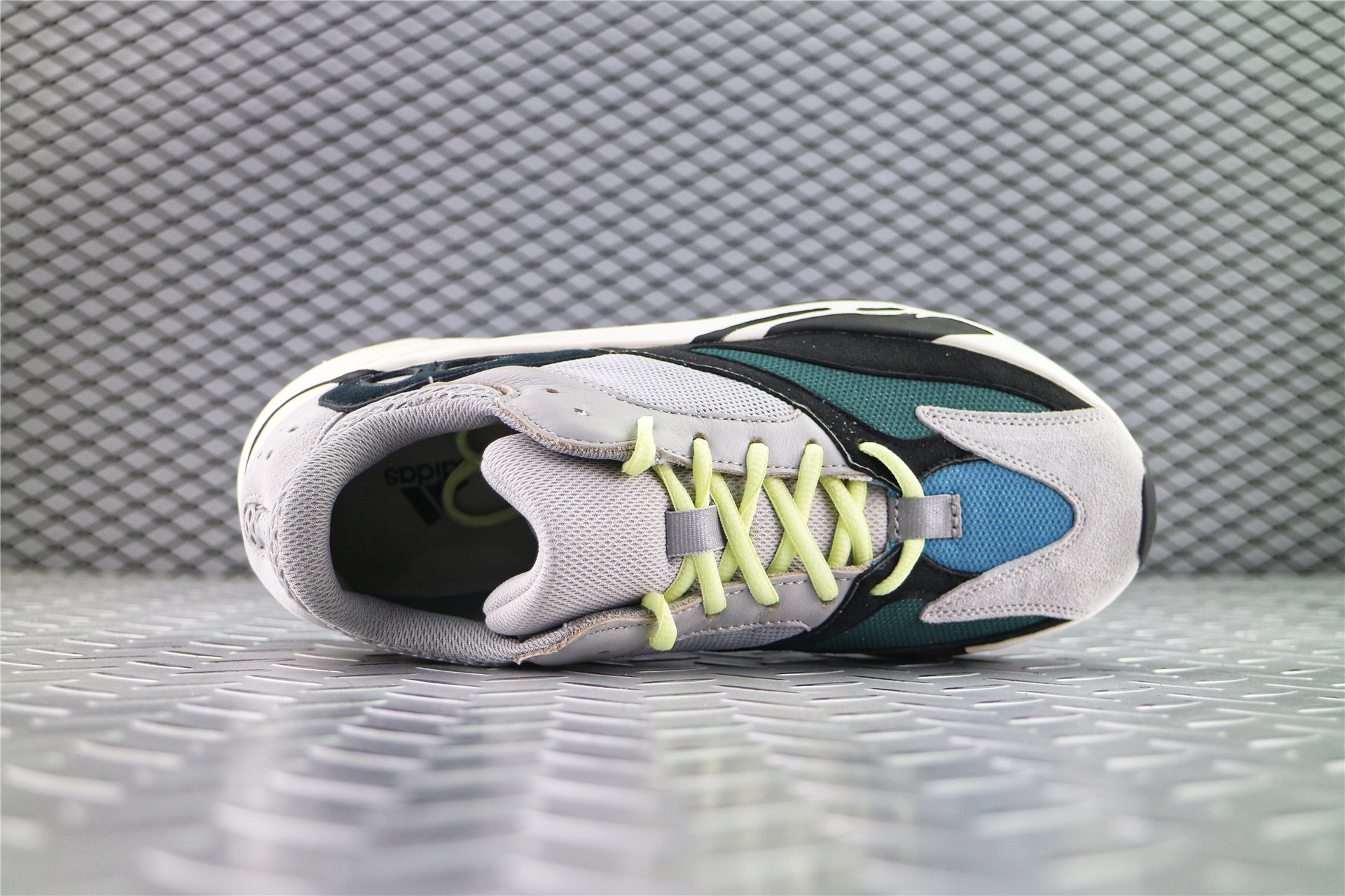 мужские кроссовки Adidas Yeezy Boost 700 Wave Runner / Mgsogr / Cwhite / Cblack