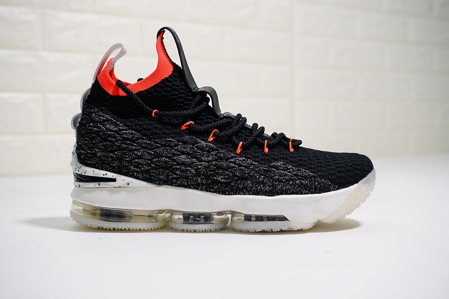 Кроссовки мужские Nike LeBron XV Bright Crimson Black / Sail-Bright Crimson