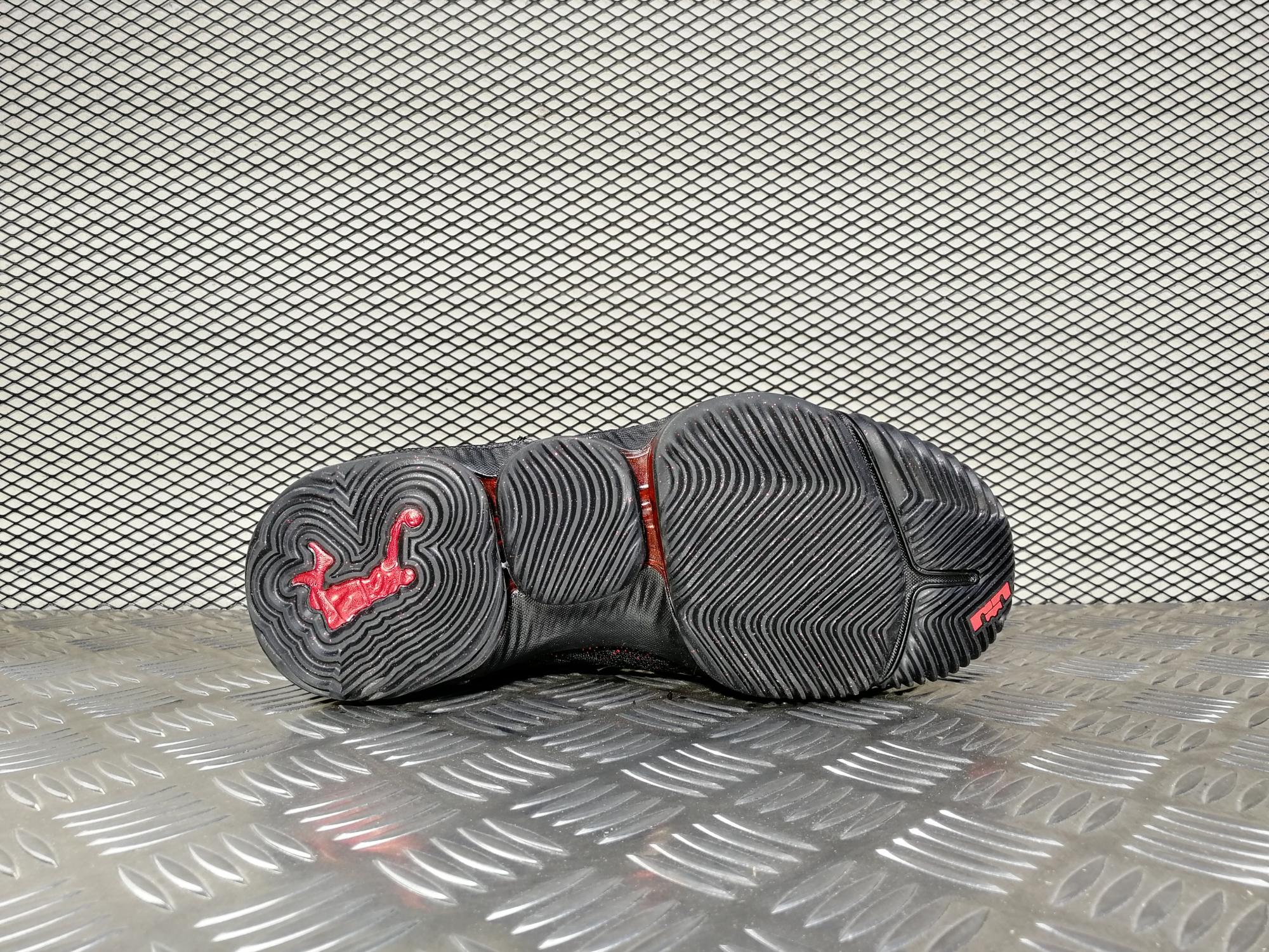 мужские кроссовки Nike Lebron 16 Fresh Bred