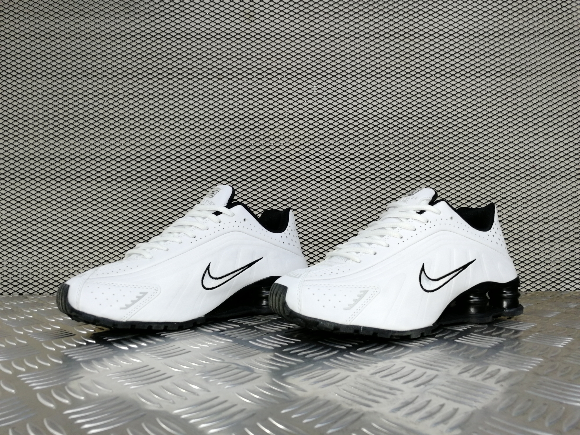 мужские кроссовки Nike Shox R4 White / Ftwr Black